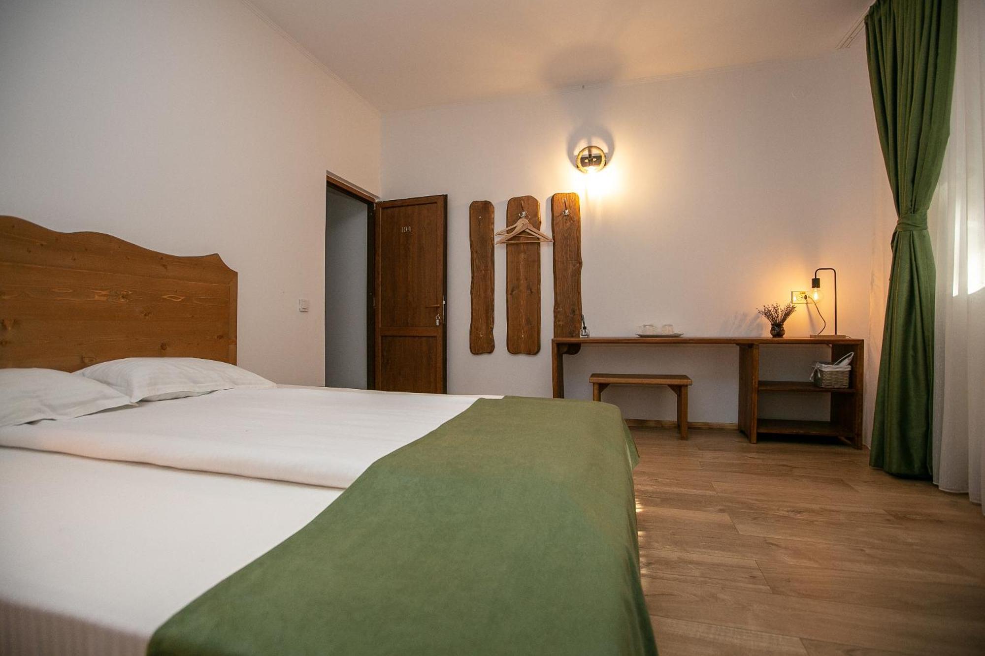 Barlogul Din Vidraru Hotel Curtea De Arges Exterior photo